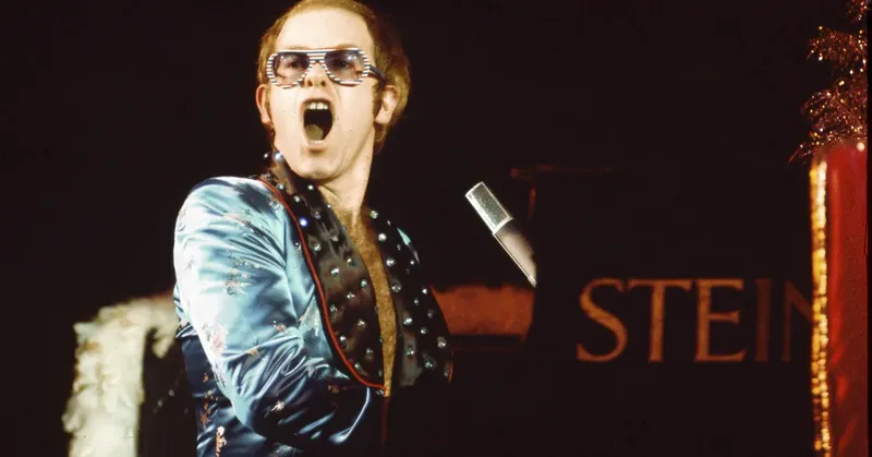 Olhos azuis e glitter recriam figurino de Elton John para o Rock in Rio