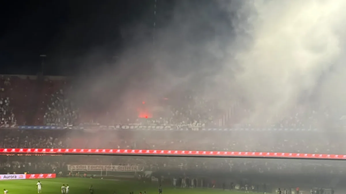 Confusão com sinalizadores interrompe São Paulo x Atlético-MG no Morumbis