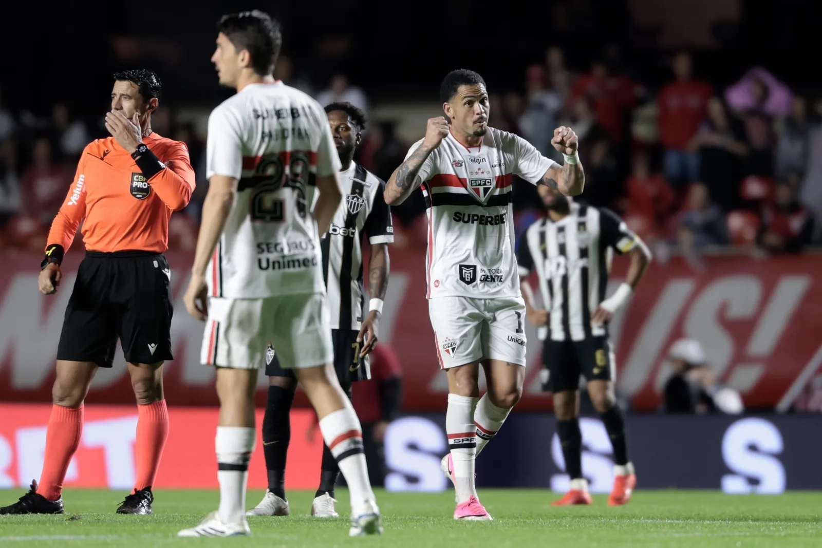 São Paulo encerra série invicta do Atlético-MG após mais de 100 dias
