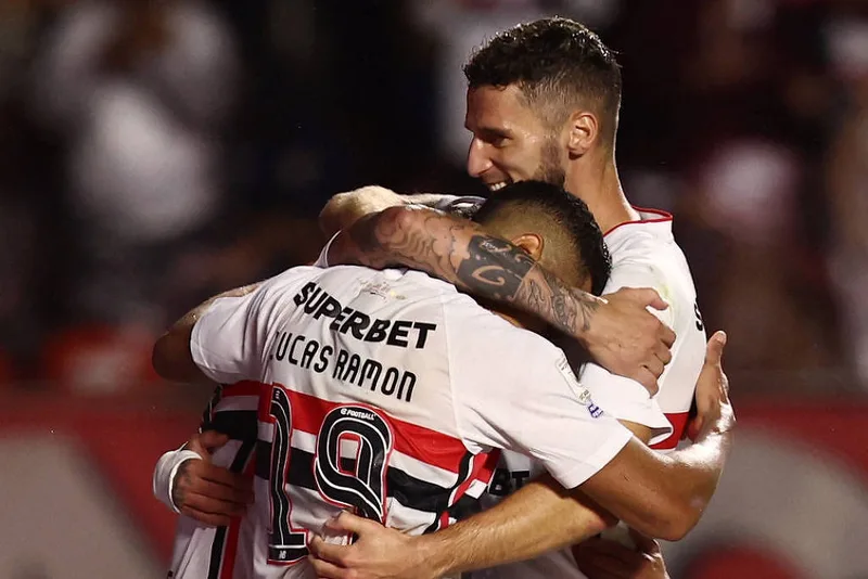 São Paulo vence Atlético-MG por 2 a 0 e abre vantagem sobre o Z4